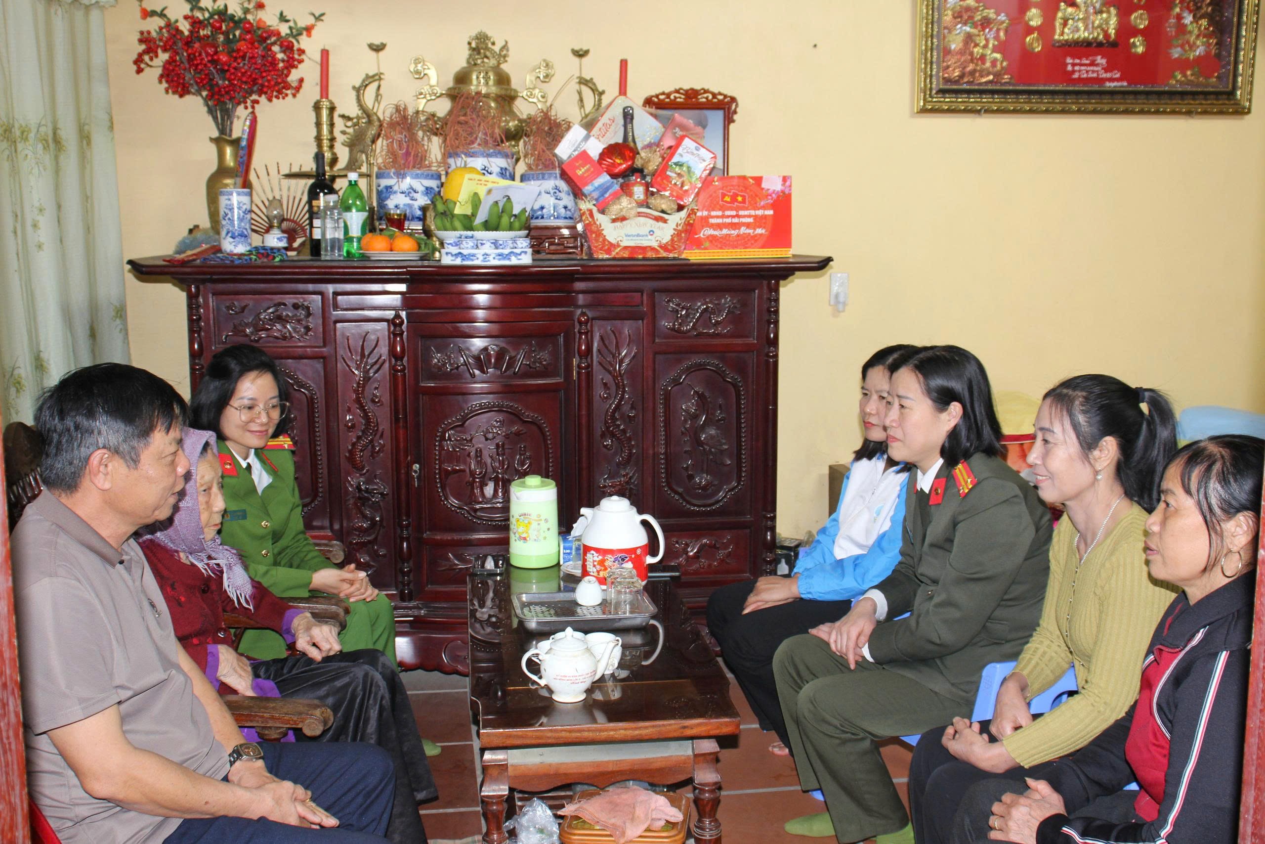 Công an xã Tuệ Tĩnh lan tỏa tinh thần “Gần dân nhất” qua hoạt động thăm, tặng quà Tết